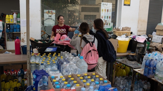 Reparto de agua en una de las zonas afectadas por la DANA